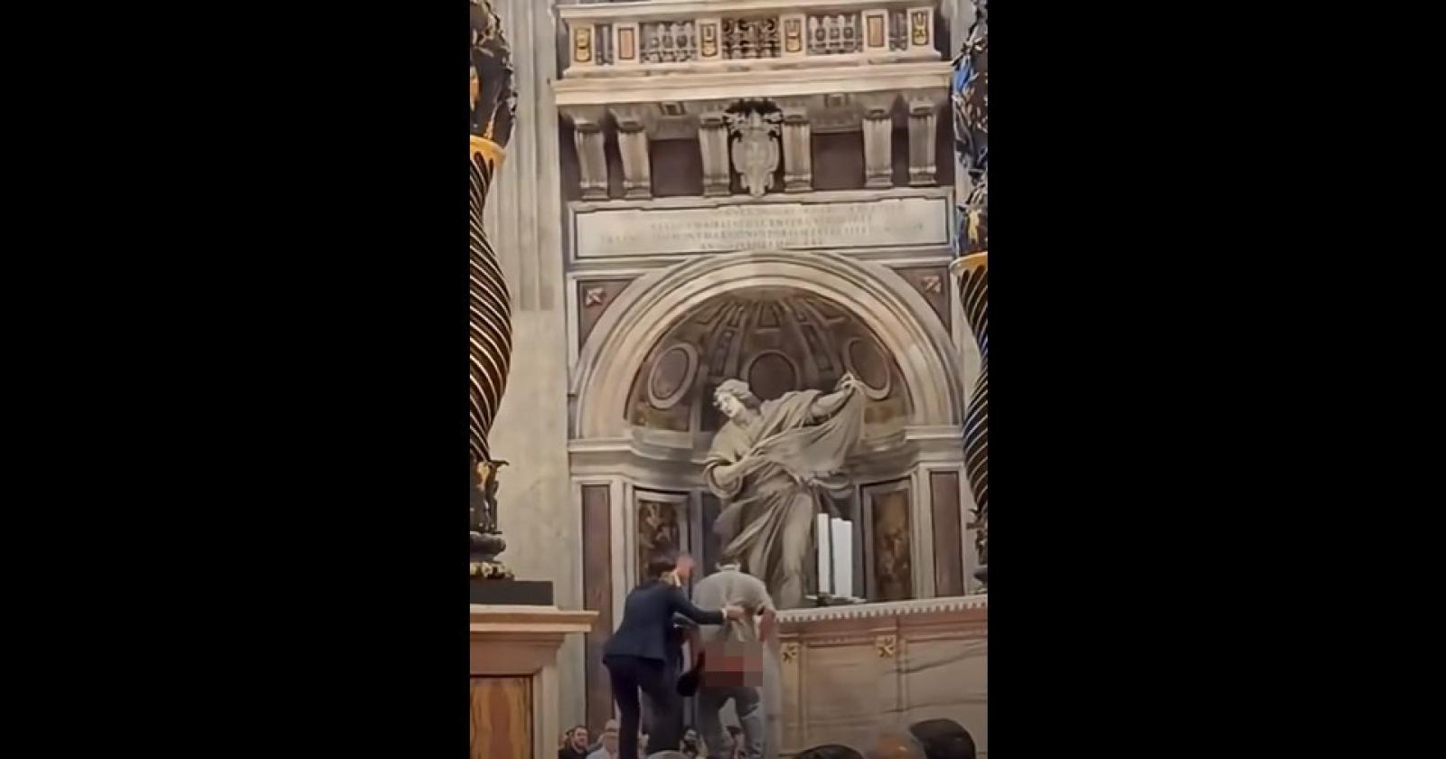 Urina sull'altare di San Pietro: gesto choc sotto il Baldacchino del Bernini