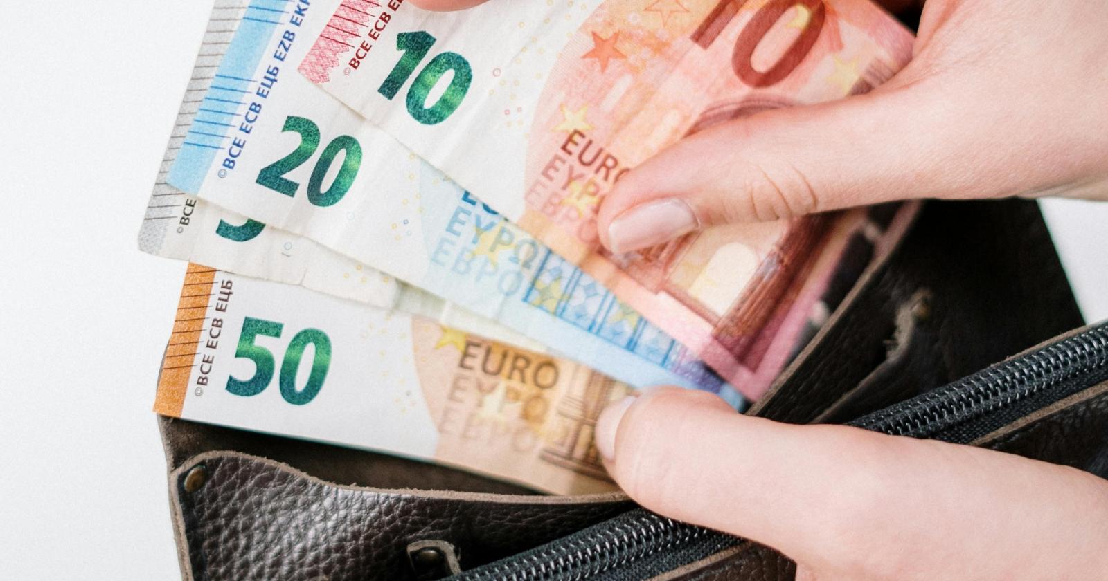 Rende la borsa rubata, arrestato