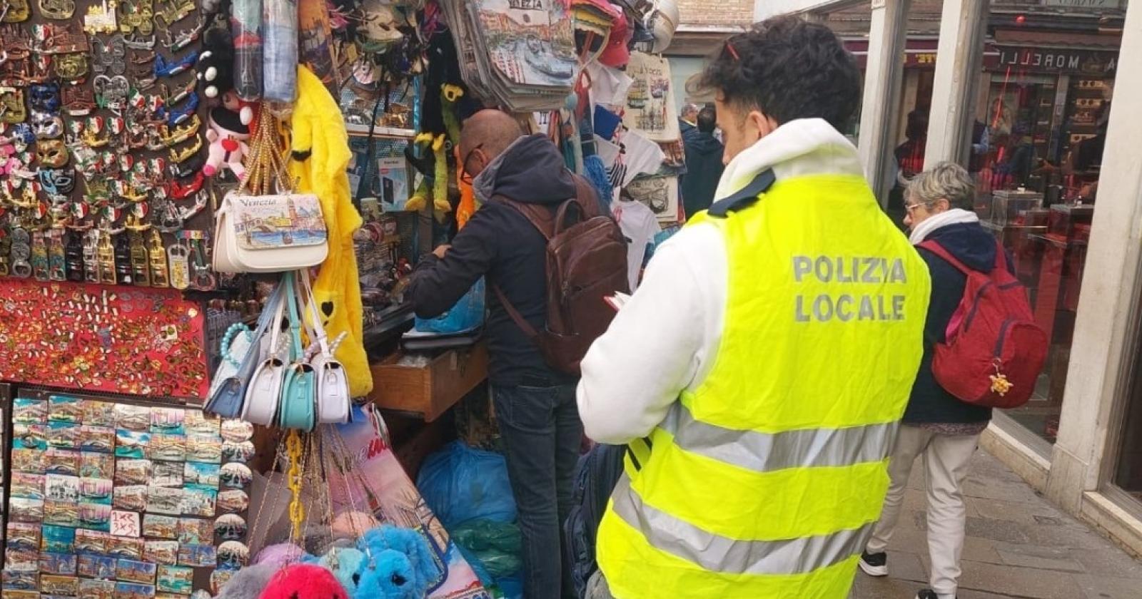 Polizia locale, chiuso un chiosco abusivo a Venezia