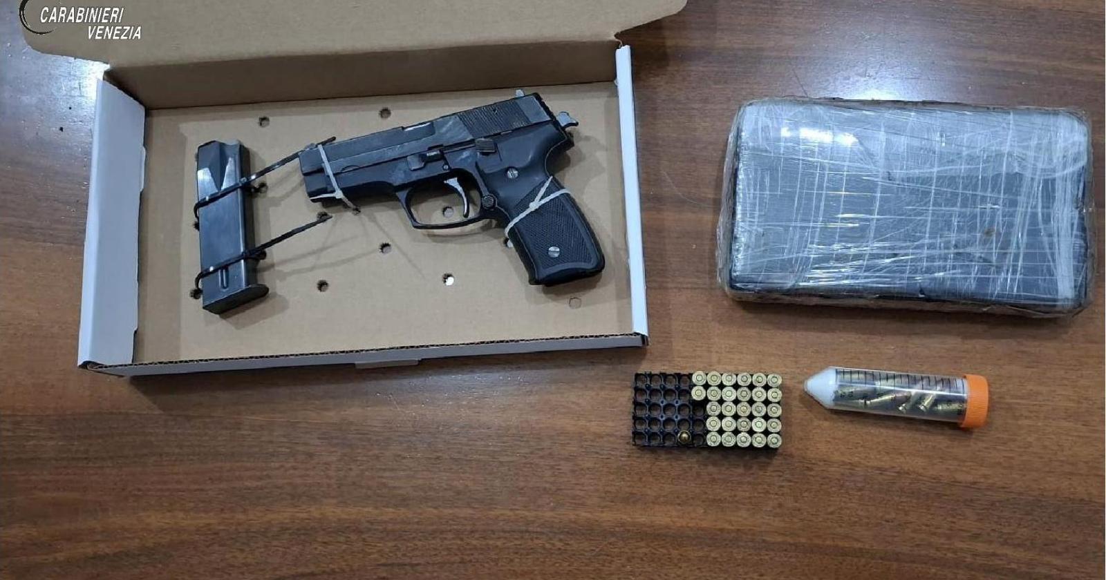 Spaccio di droga e armi clandestine, padre e figlio arrestati