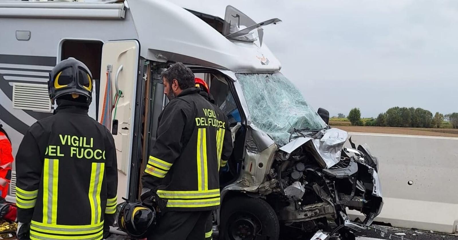 Si bloccano i freni,  tir provoca incidente in autostrada