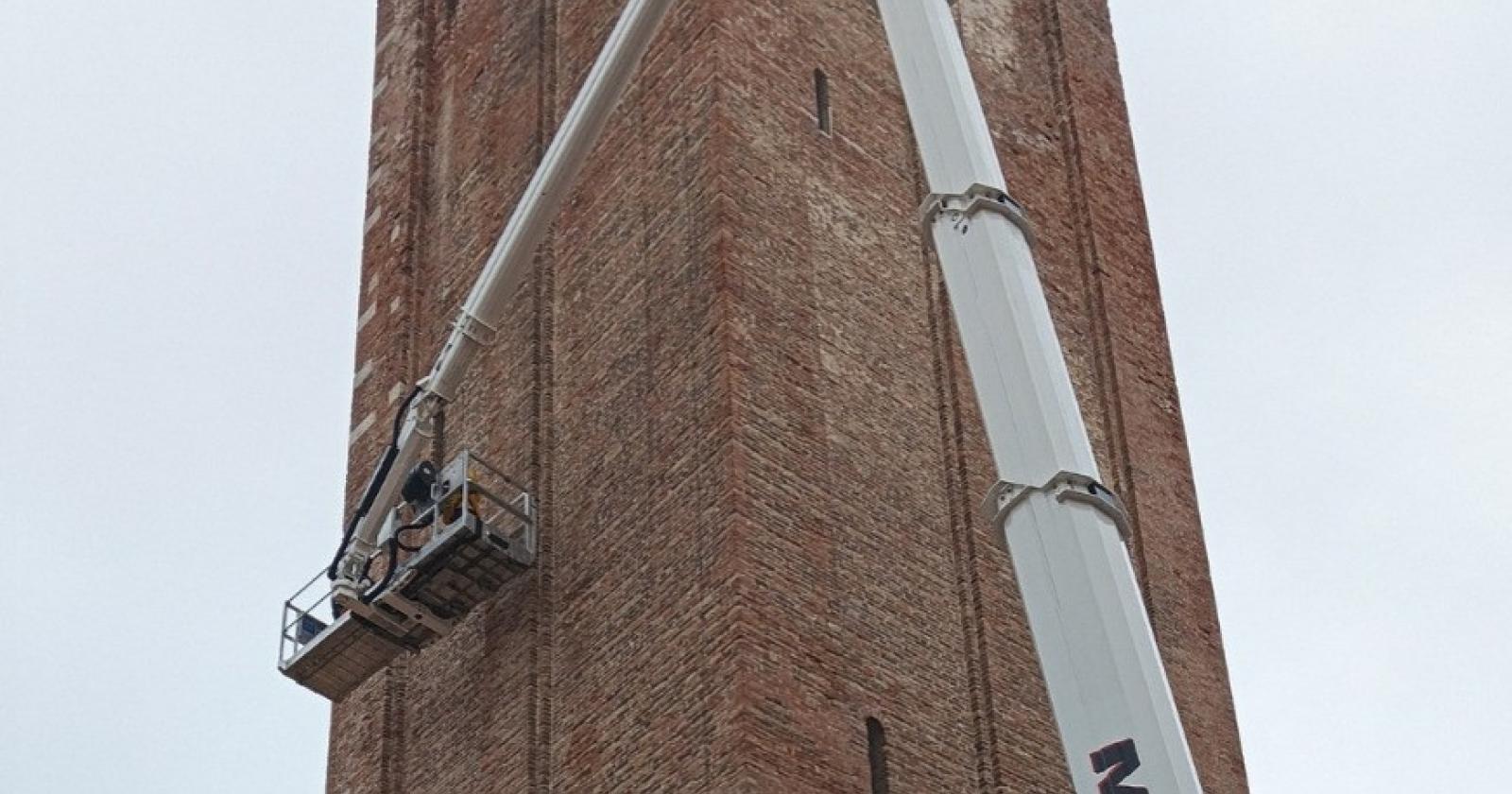 Cadono calcinacci dal campanile
