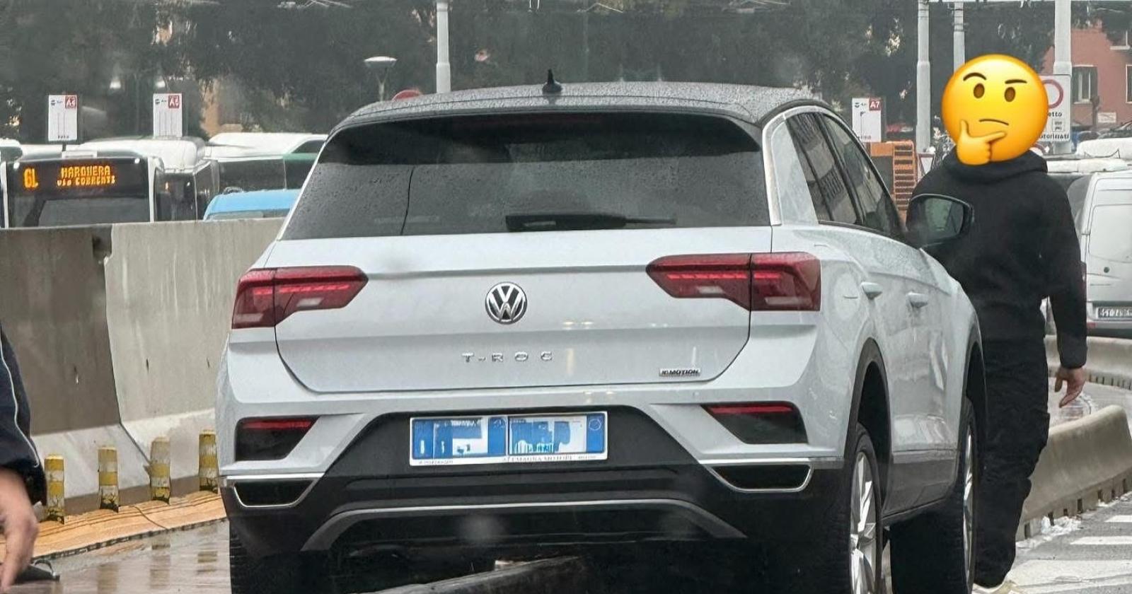Parcheggia a cavallo del cordolo spartitraffico per far scendere la moglie, traffico in tilt
