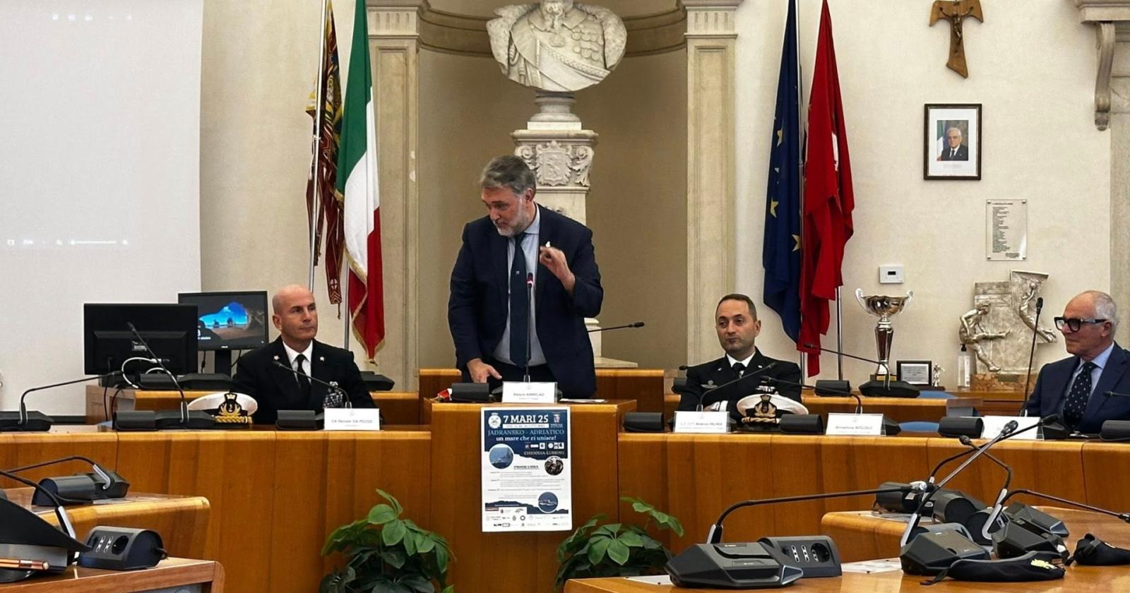 Una città stretta intorno al mare