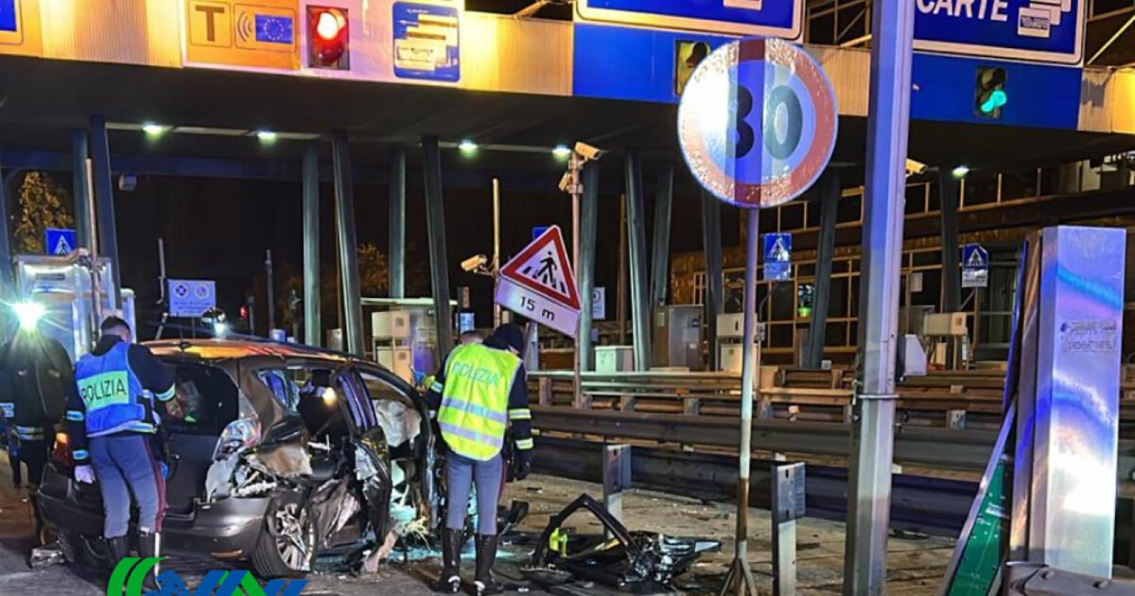 Auto si schianta contro la barriera del casello, morta una donna