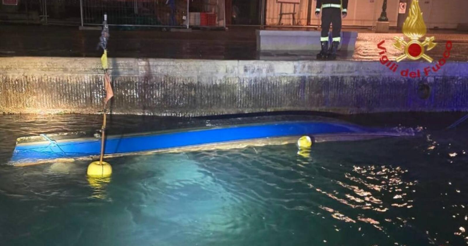 Venezia, barca con tre pescatori affonda nella notte