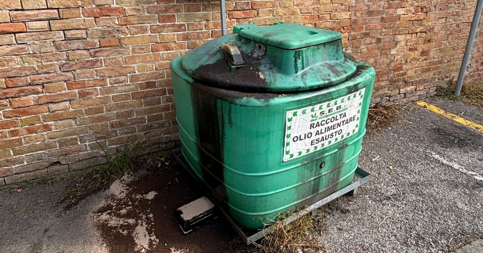 Olio esausto: “Bidoni indecenti”