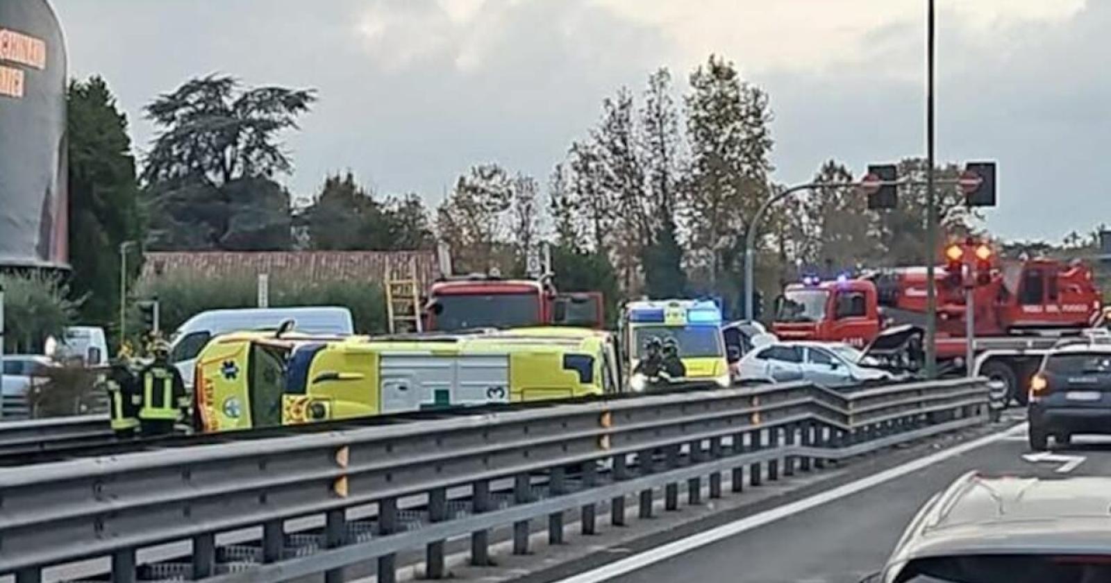 Mestre, ambulanza si ribalta dopo lo scontro con un’auto: tre feriti non gravi