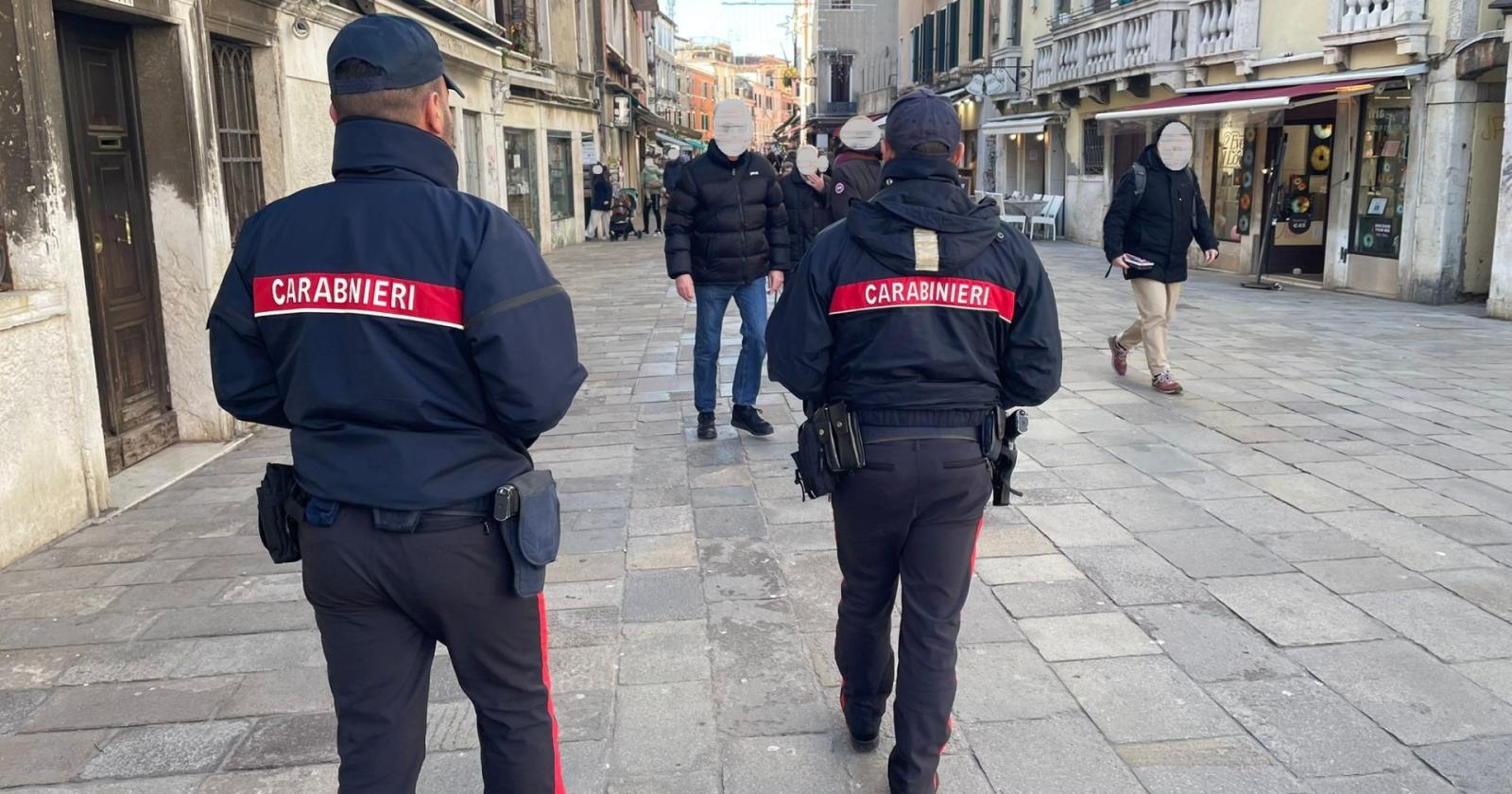 Furto aggravato ai danni di una turista: due arresti e una denuncia