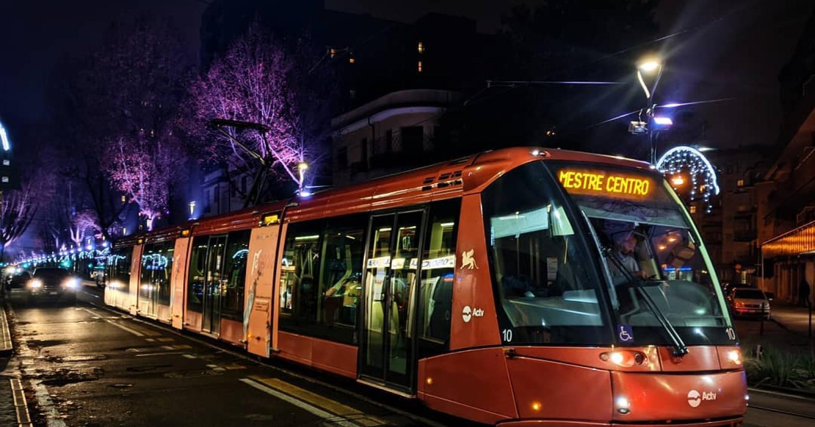Mestre, aggressione a una dipendente Actv sul tram: identificato il responsabile