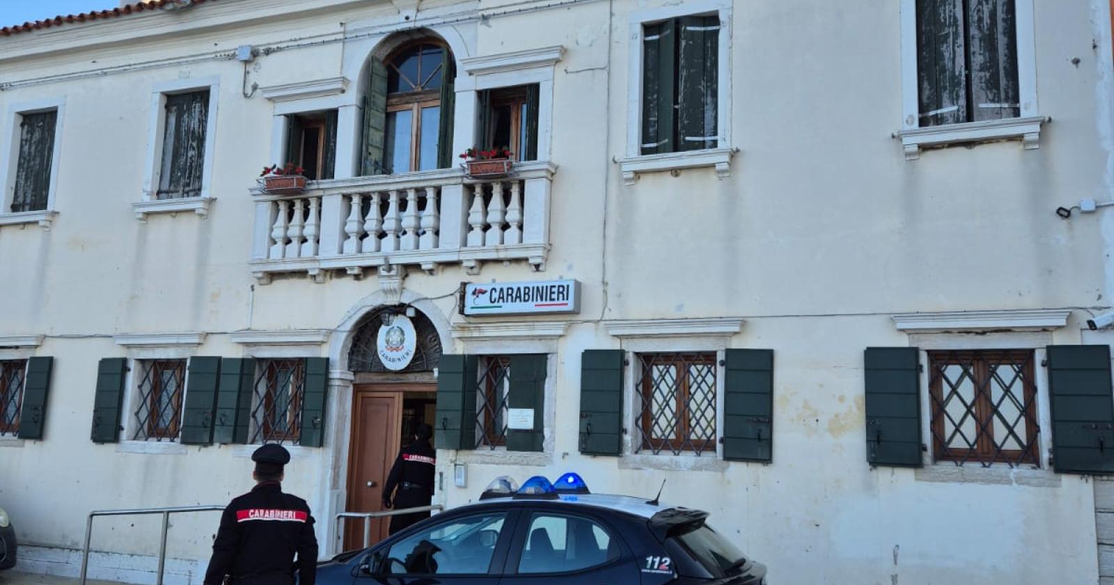 Si avvicina alla madre nonostante il divieto, arrestato