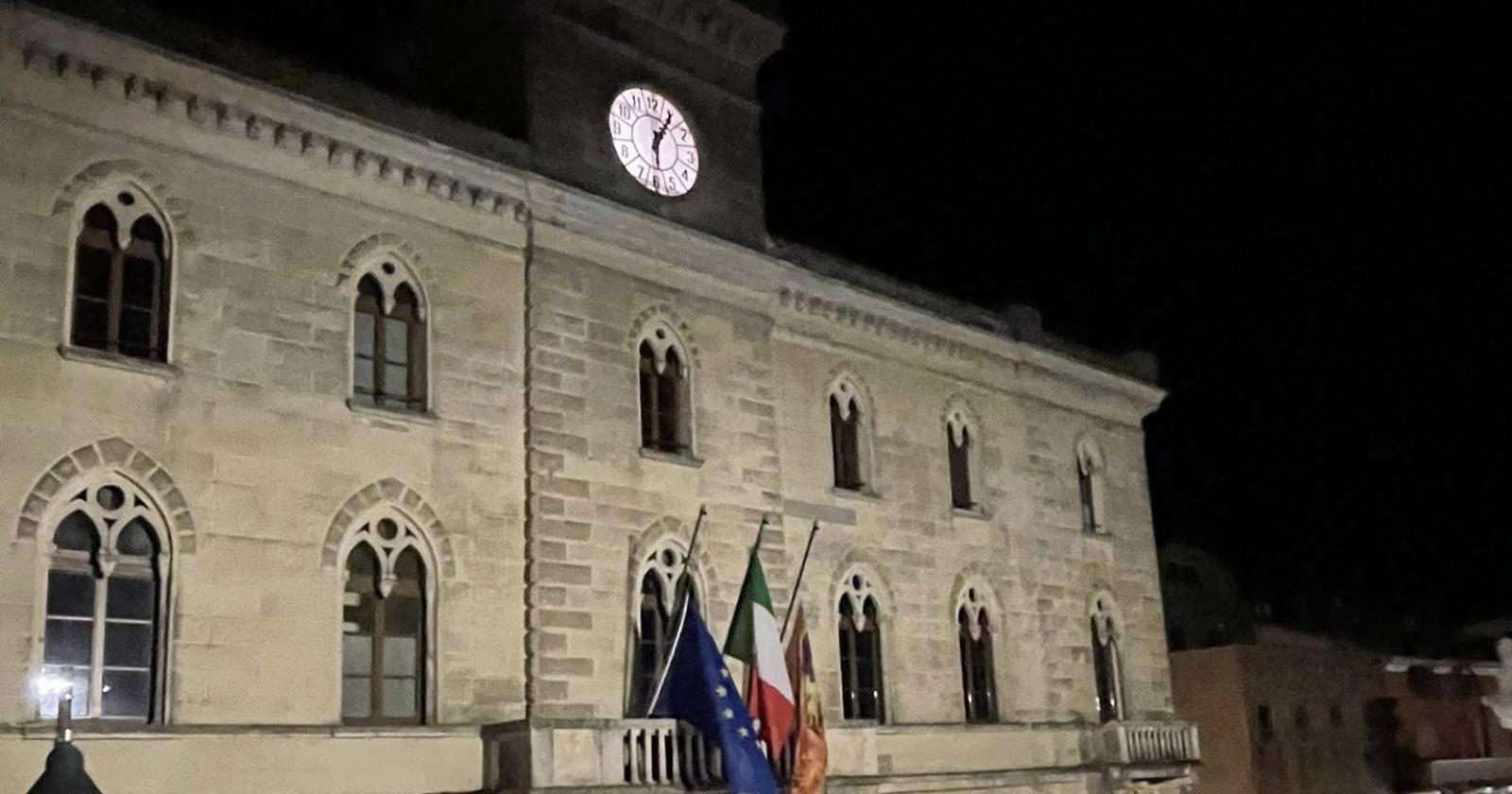 La torre dell’orologio torna a brillare