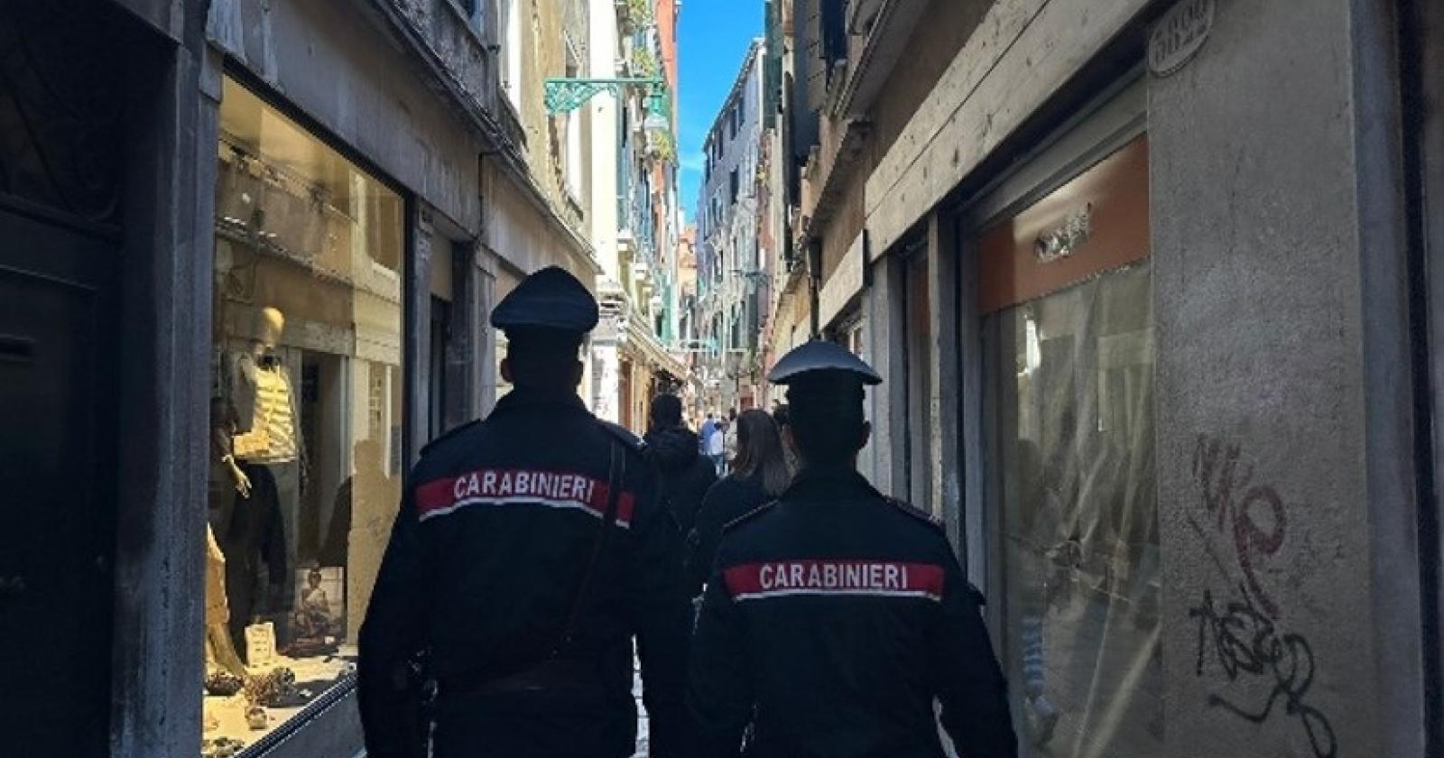 Calci, schiaffi, pugni alla compagna, 52enne finisce in carcere