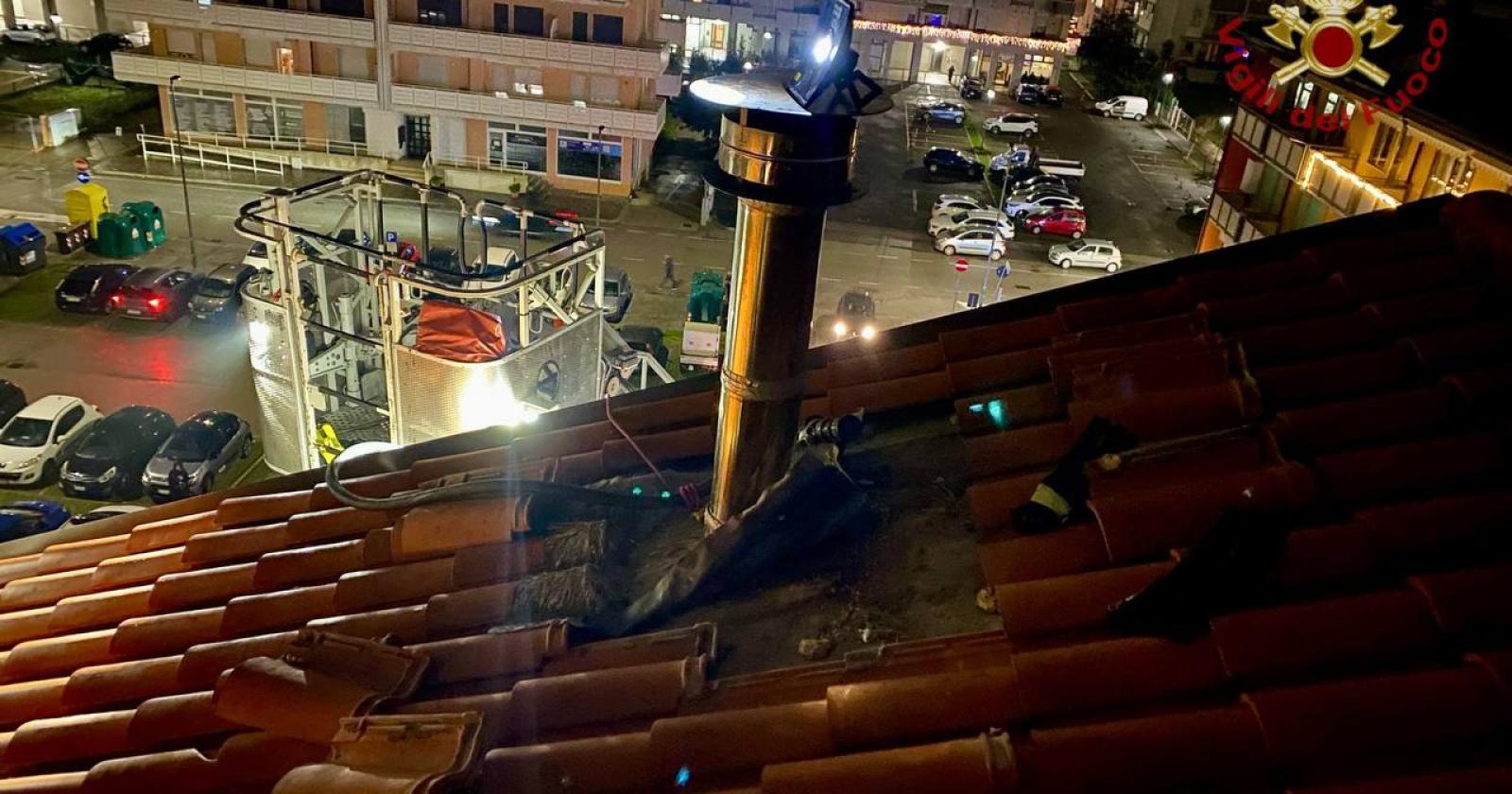 Fiamme sul tetto, paura in centro