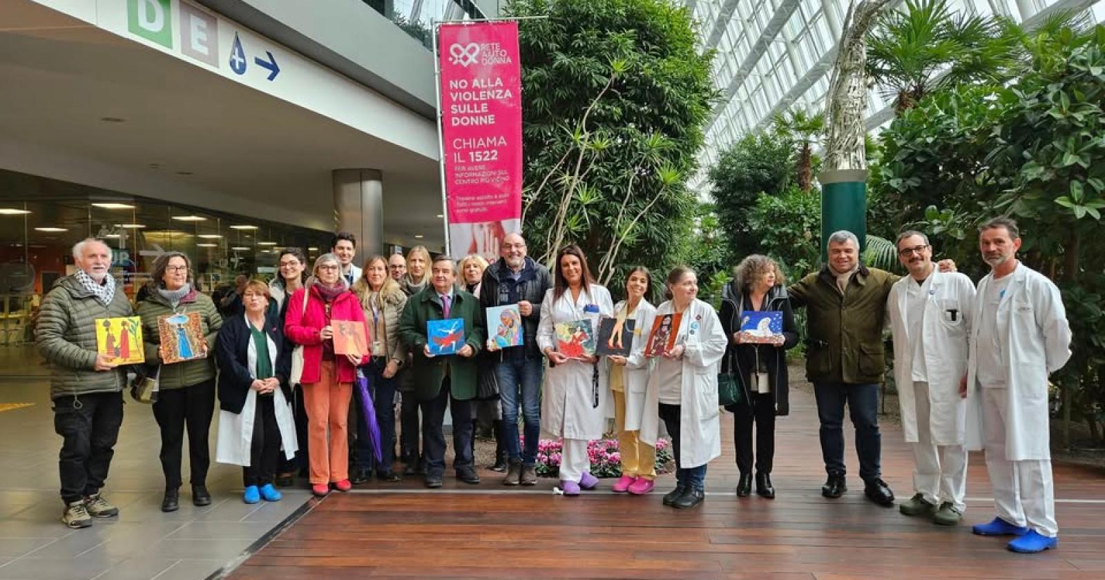 “No alla violenza sulle donne”: il messaggio colorato dell’Ospedale dell’Angelo