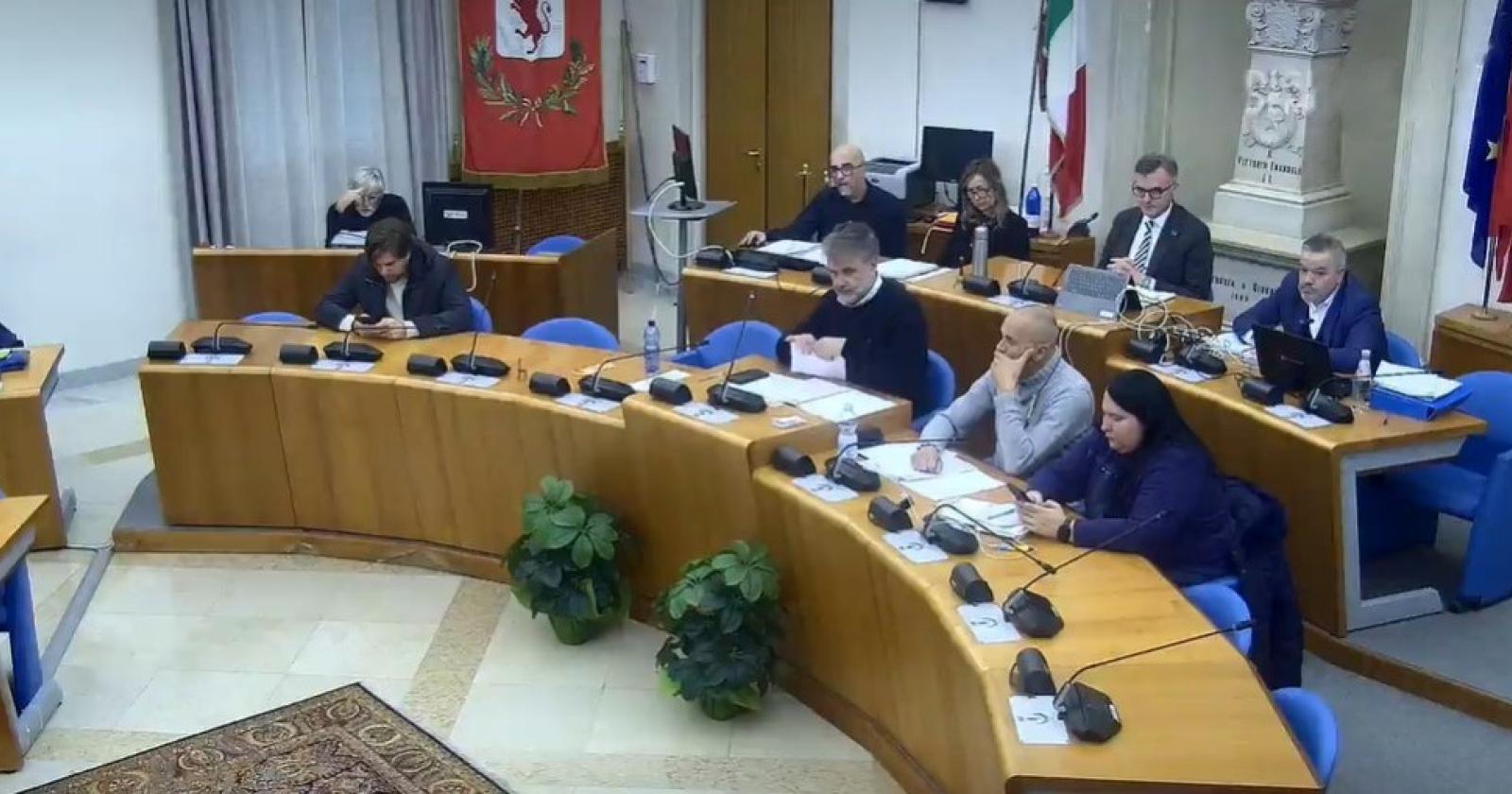 Un consiglio comunale nel caos