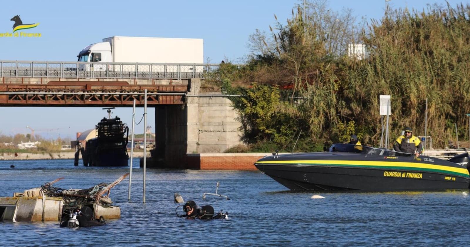 Cimitero di barche nei fondali delle Vecchie Chiuse del Brenta: sequestrati 8.200 chili di rifiuti