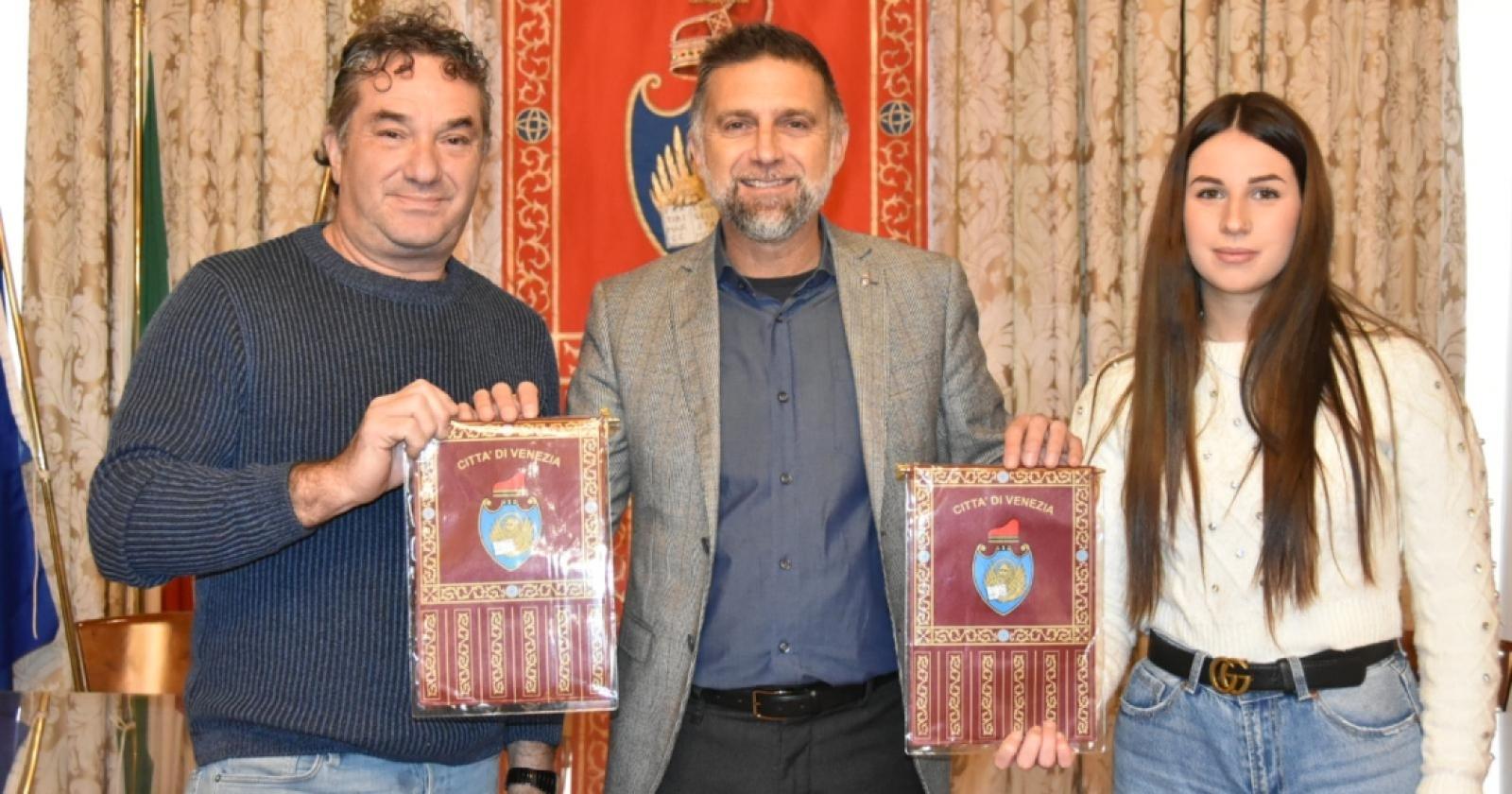 Venezia, padre e figlia salvano un uomo caduto in acqua a Rio Sant'Alvise: premiati dal Comune