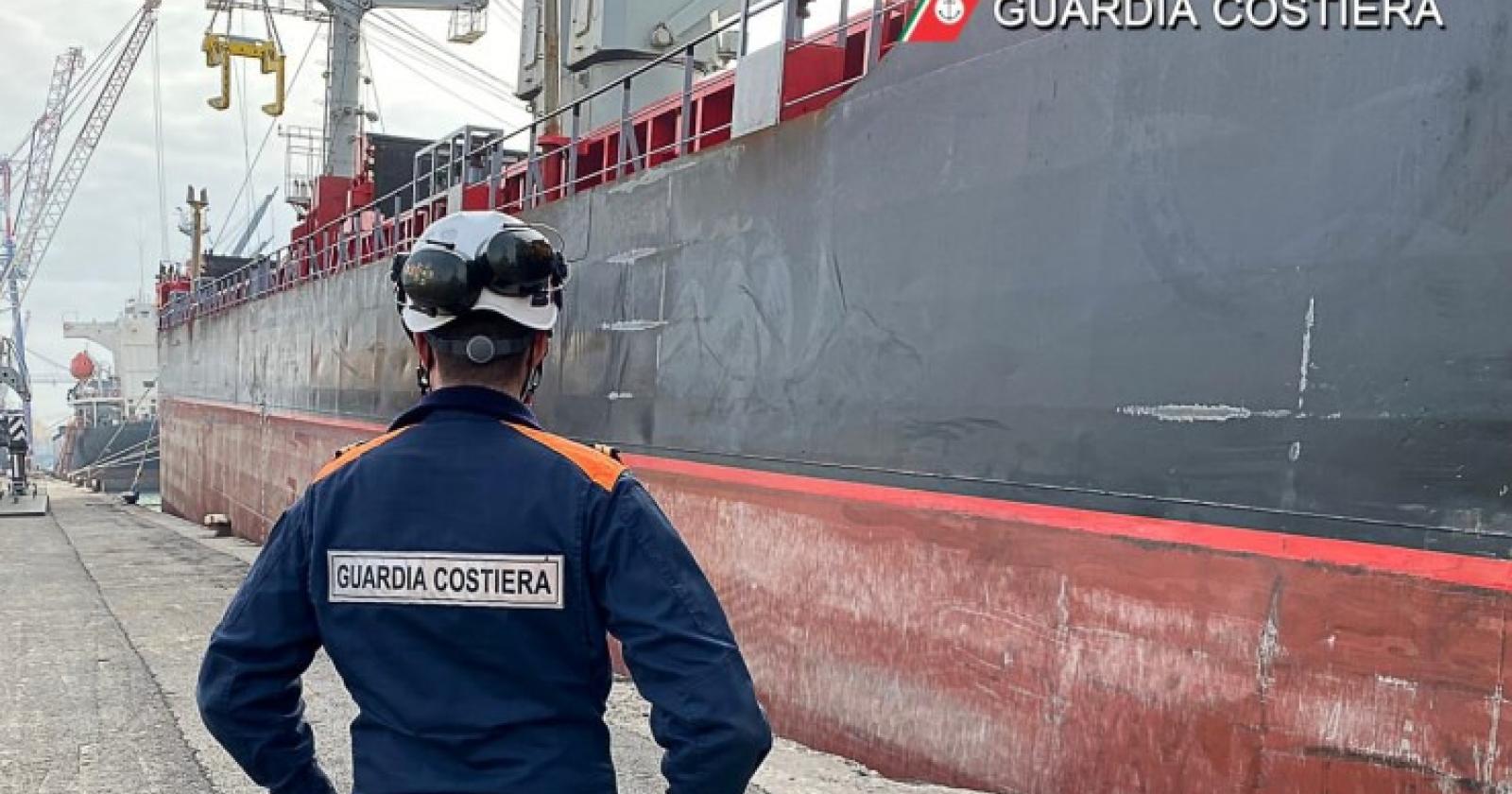 Gravi irregolarità tecniche sulla nave: cargo togolese bloccato in porto