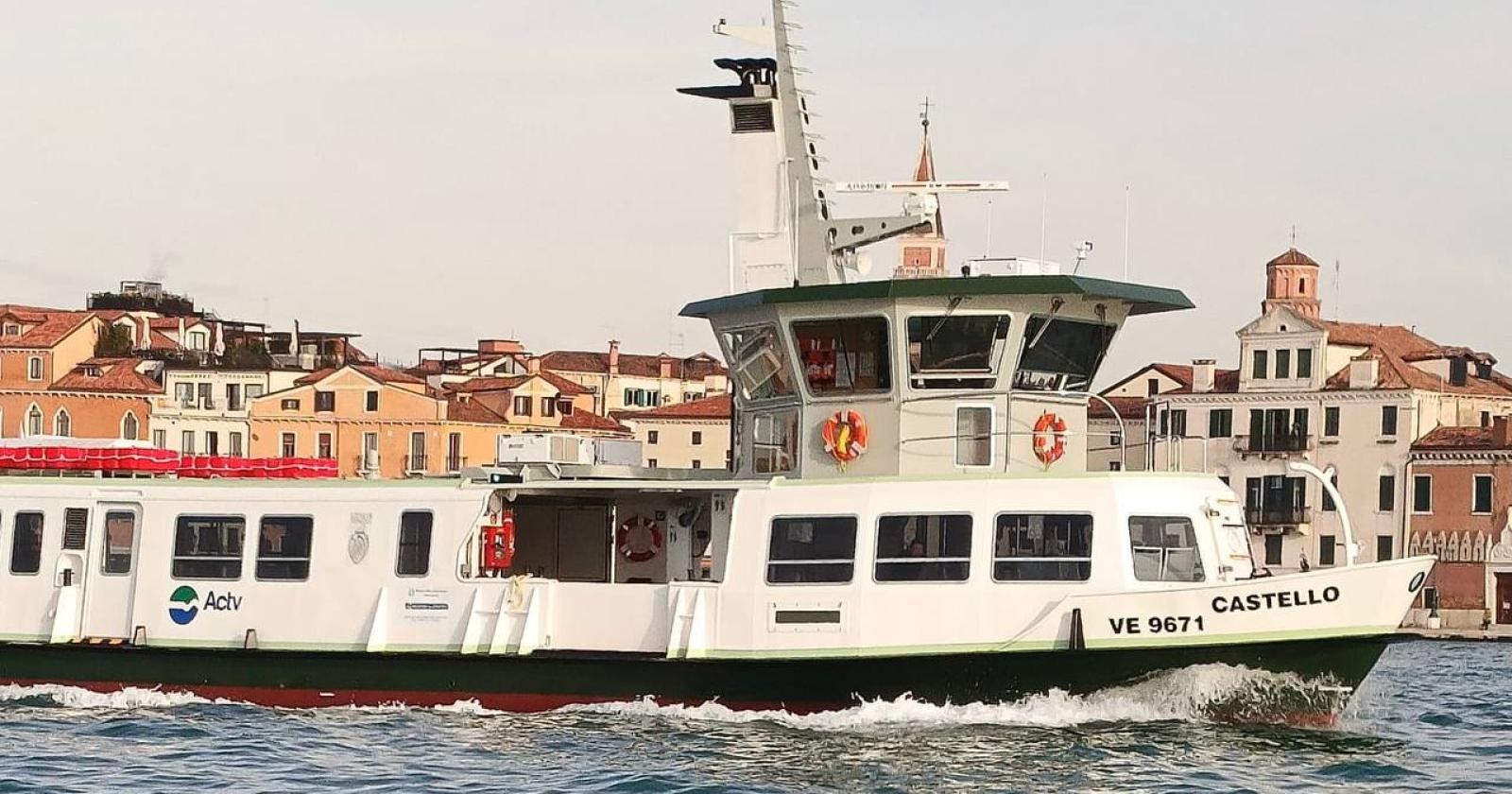 In laguna entra in servizio il motobattello “Castello”