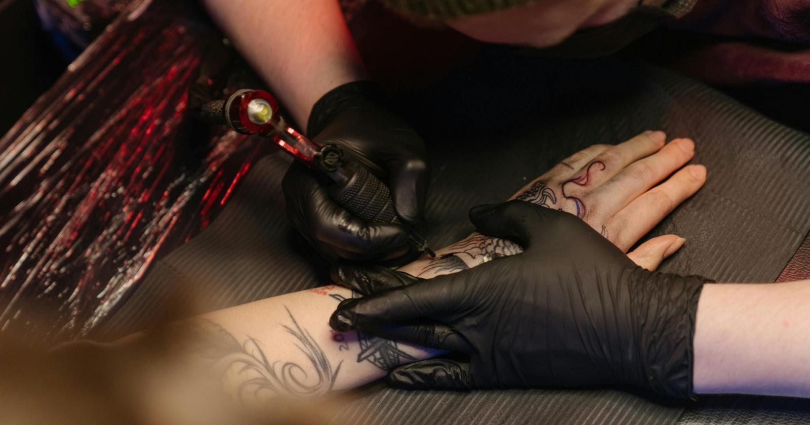 Tatuaggi e rimozioni, arriva l&rsquo;obbligo del consenso informato