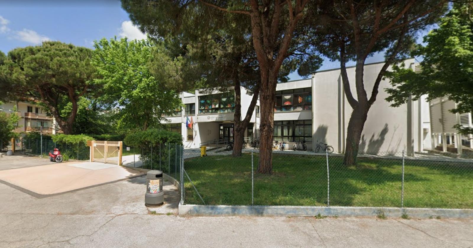 Montascale rotto, bimbi in braccio