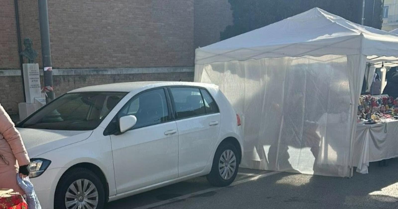 Ignorano i divieti, mercatini bloccati