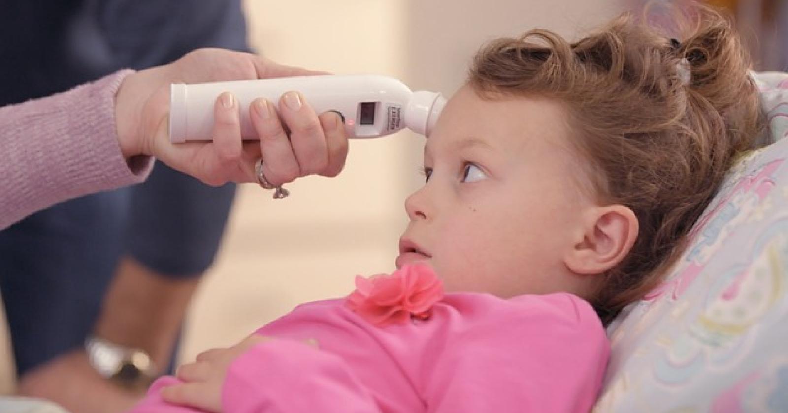 Influenza in anticipo, la pediatra avverte: “Febbre alta anche per 5 giorni, va gestita correttamente”