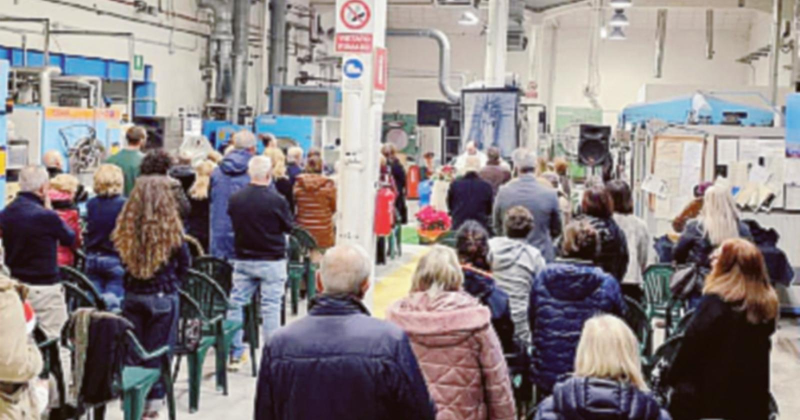 Alle Lavanderie Blue Jeans la messa dei lavoratori