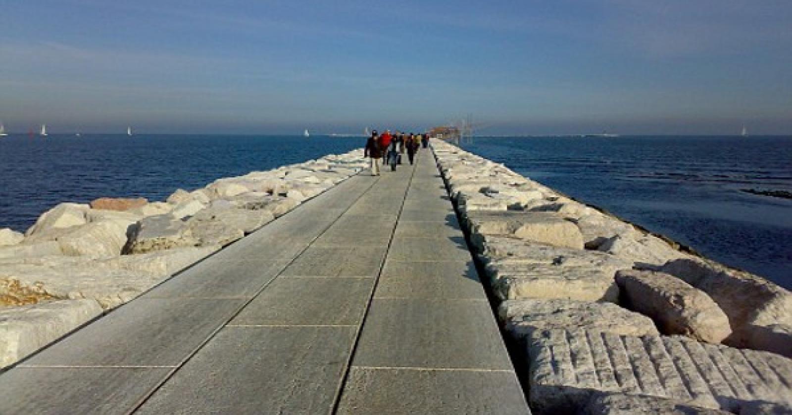 Malore in spiaggia, muore 70enne