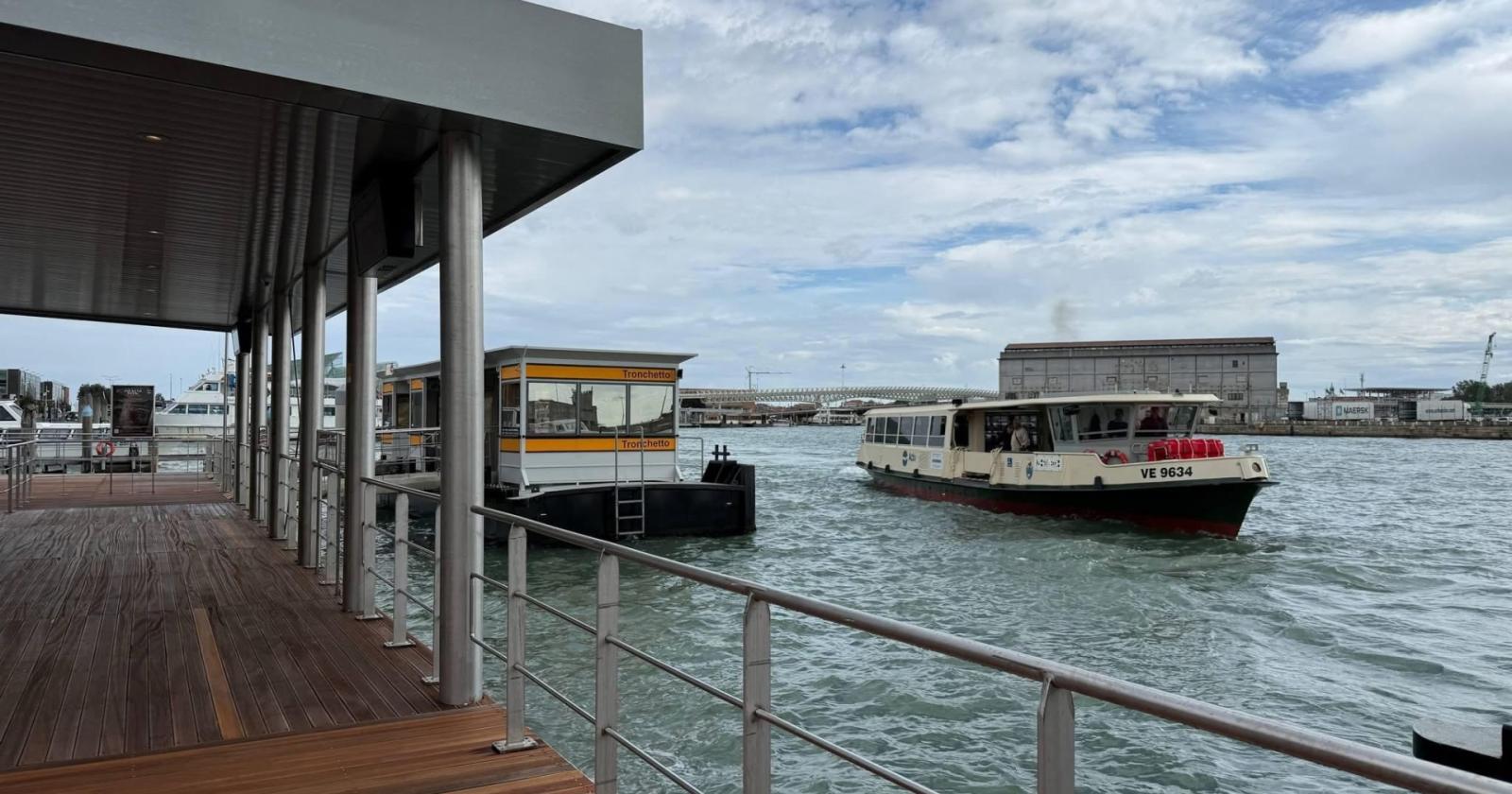 Tenta di aprirsi il barcarizzo, poi si scaglia contro il personale