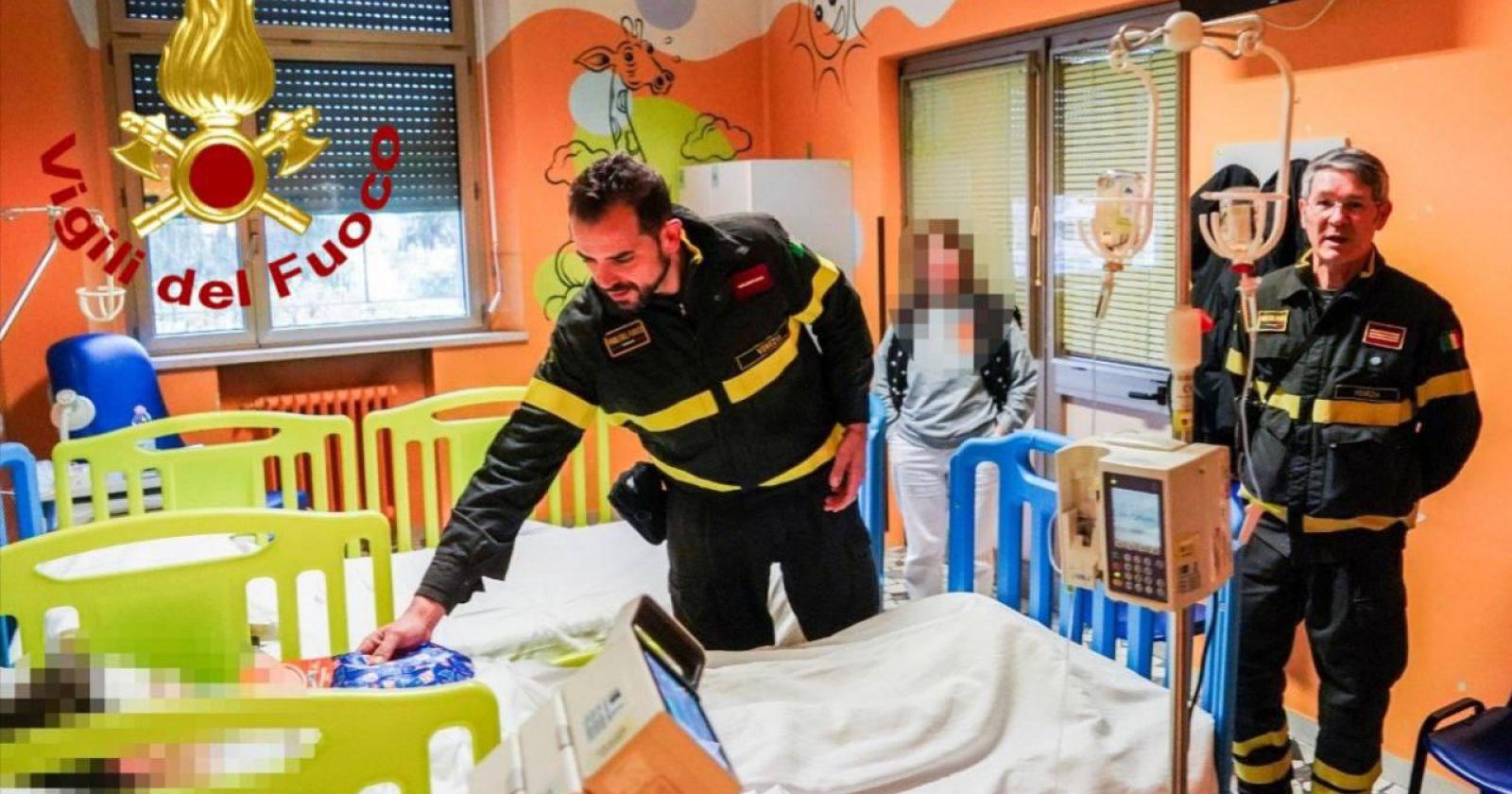 I pompieri in visita dai bambini