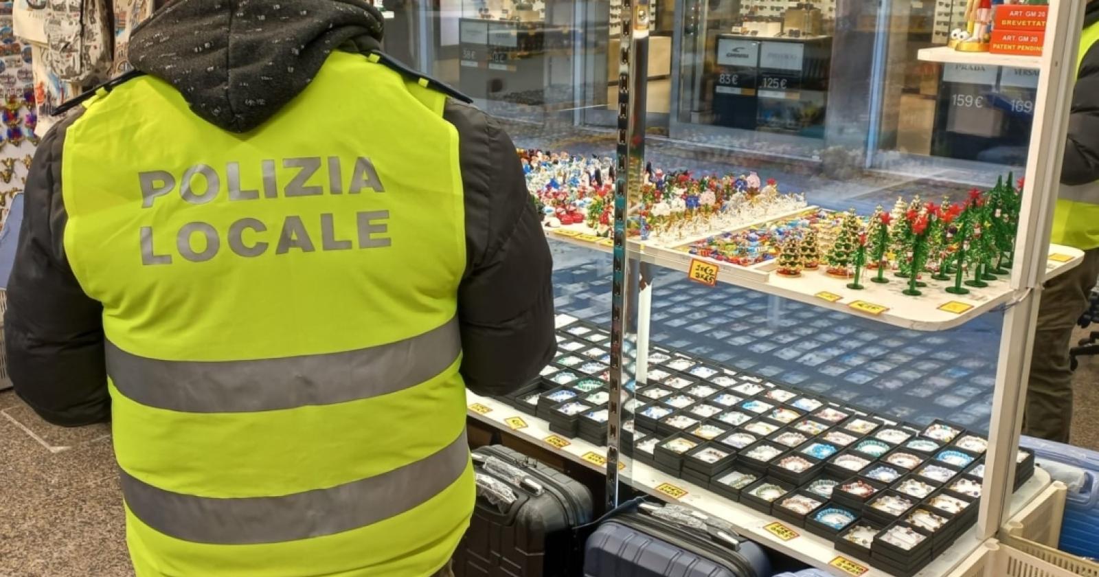 Centro storico di Venezia, sequestrati 350 articoli