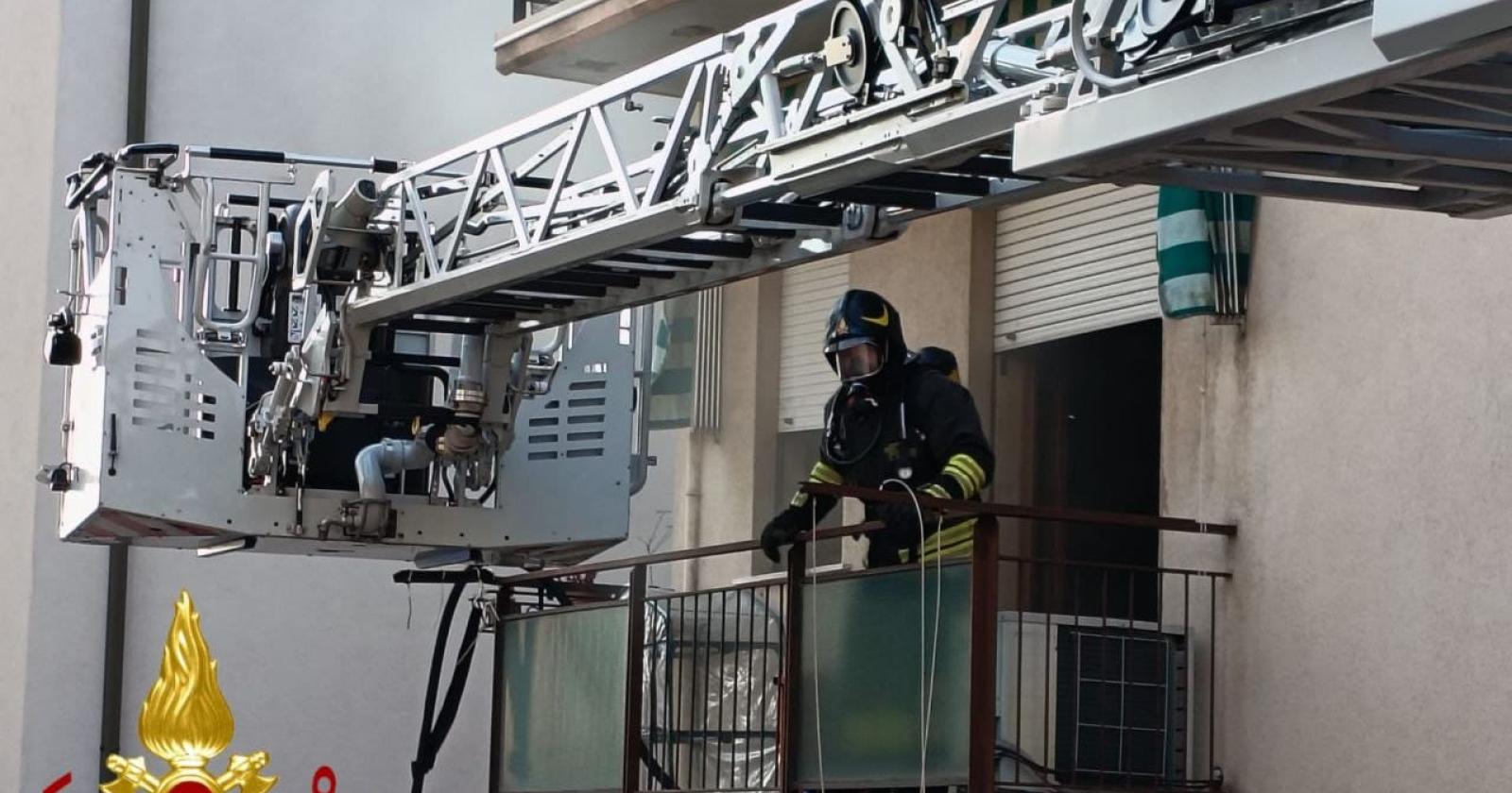 Incendio nel condominio: venti persone evacuate