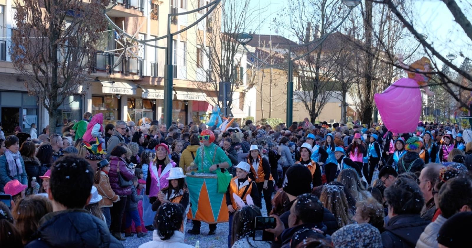 Carnevale 2026 : stop a coriandoli e stelle filanti in plastica