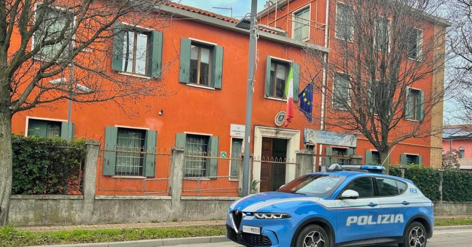 Lasciava scaricare il braccialetto per avvicinarsi alla ex, arrestato 28enne