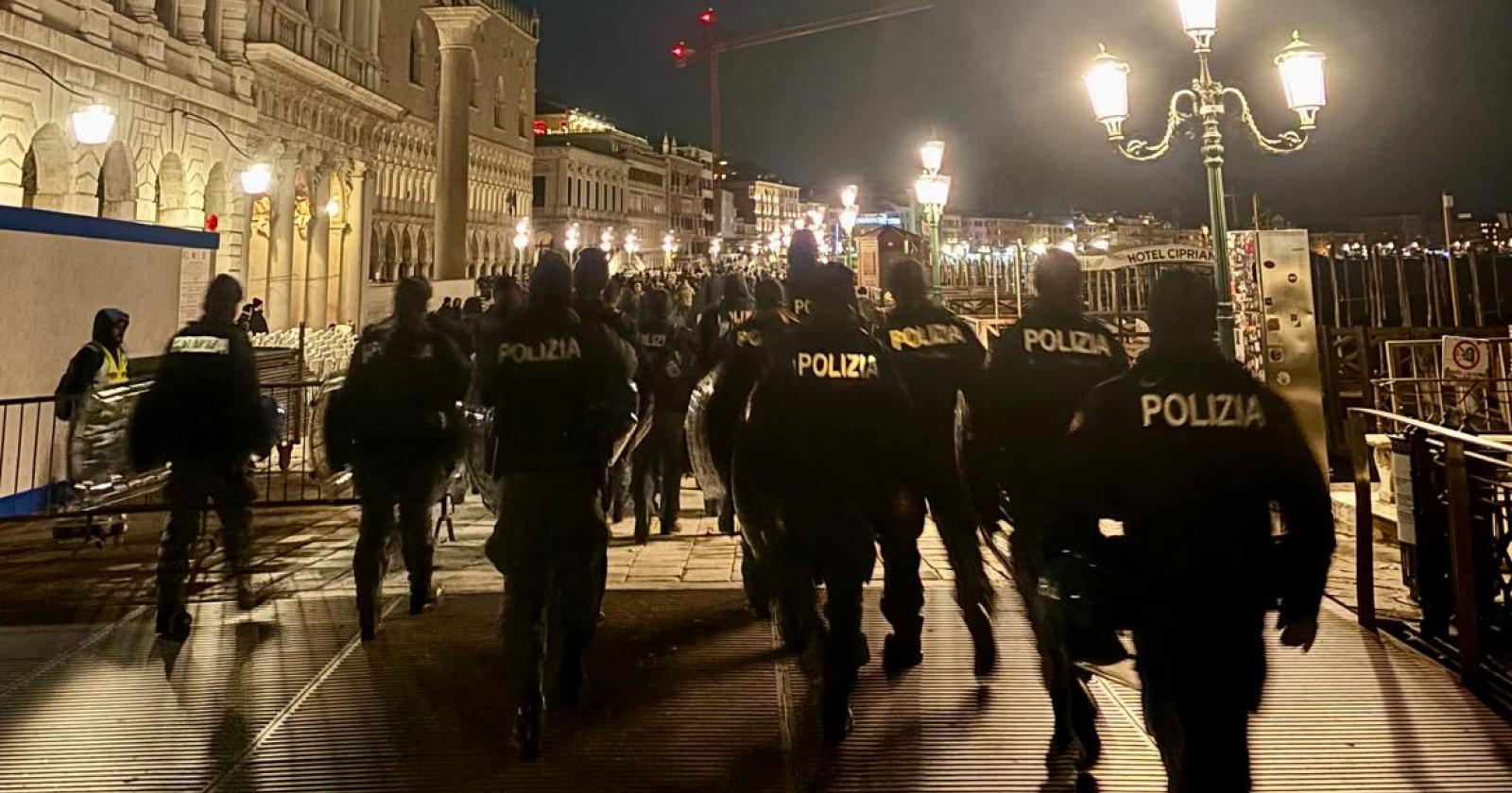 Rialto, la notte silenziosa del furto: Benetton &ldquo;aperto&rdquo; senza scasso