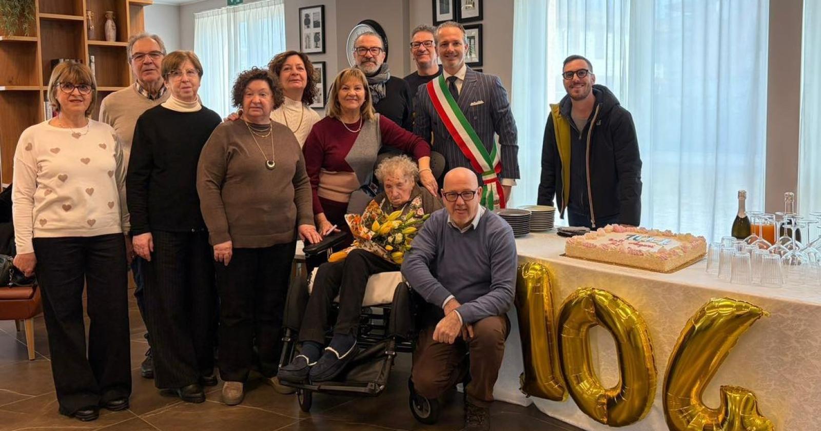 Elena spegne 104 candeline