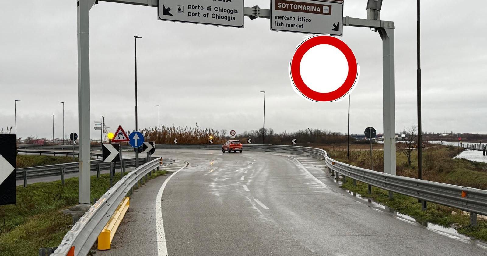 Sottomarina, chiusi gli svincoli della Romea per frana: 