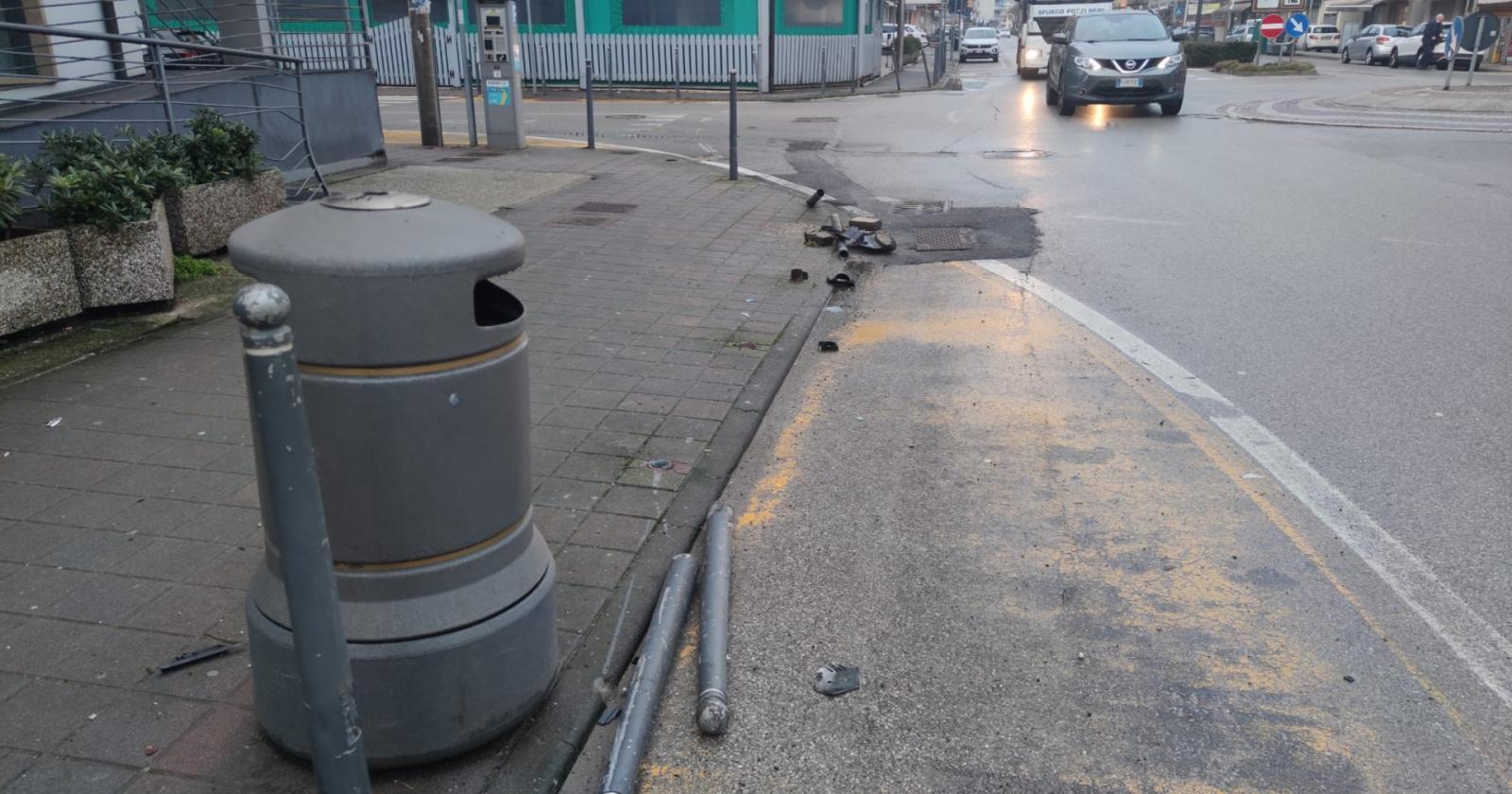 Auto sbanda e invade il marciapiede