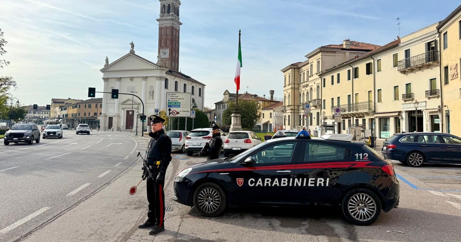 Dalla casa un viavai anomalo: scatta il blitz dei Carabinieri
