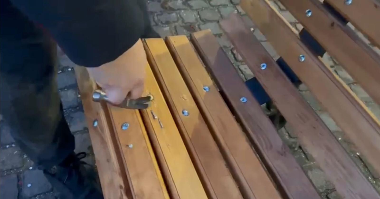 Danneggiata la nuova panchina