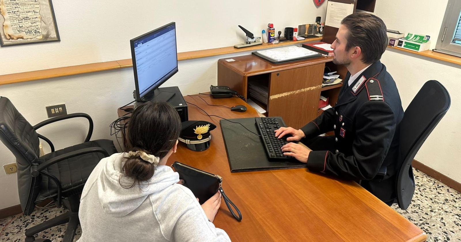 Perseguita la ex e pesta chi cerca di difenderla