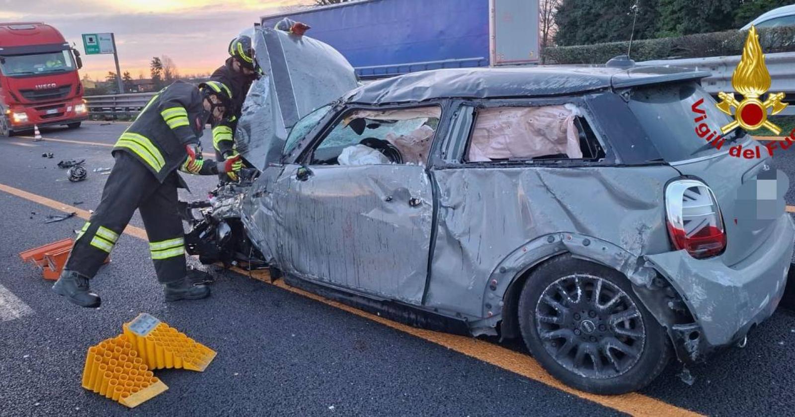 Auto si capovolge, donna elitrasportata in ospedale