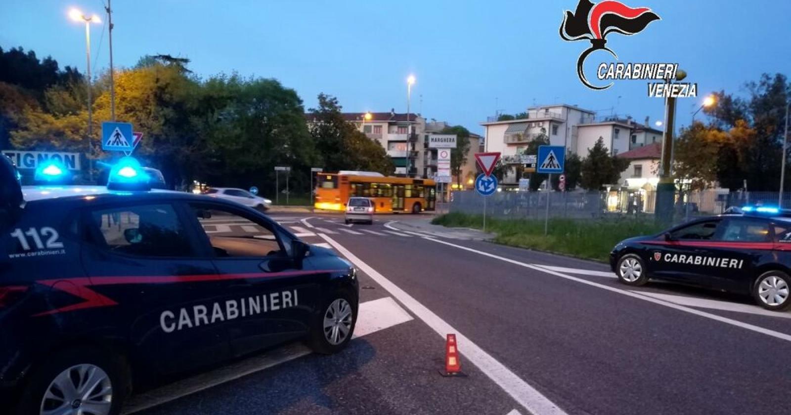 Lite tra coinquilini degenera in un inseguimento in strada con accoltellamento
