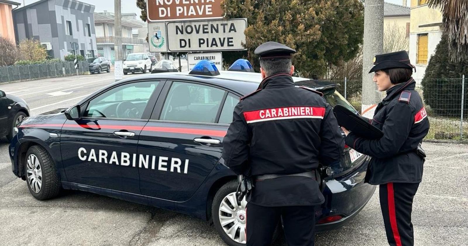 Rapina e aggredisce col coltello un giovane, arrestato 27enne
