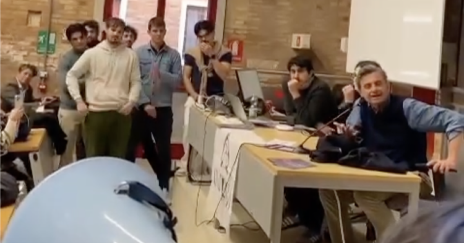 &laquo;Fischietti, striscioni e un&rsquo;aula sospesa&raquo;: il blitz degli antagonisti contro Carlo Calenda a Ca&rsquo; Foscari apre il dossier libert&agrave; d&rsquo;espressione negli atenei