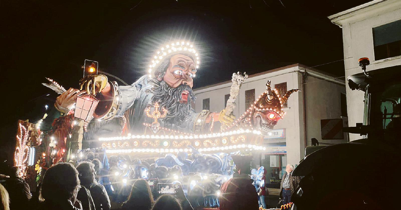 Arriva la notte di carri allegorici