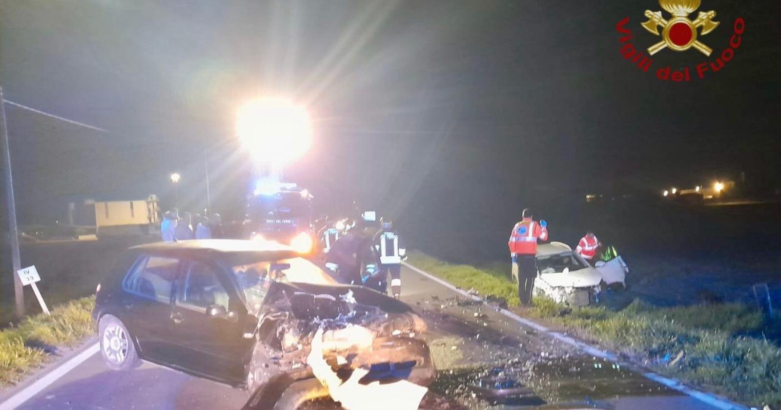 Scontro tra auto, due persone ferite