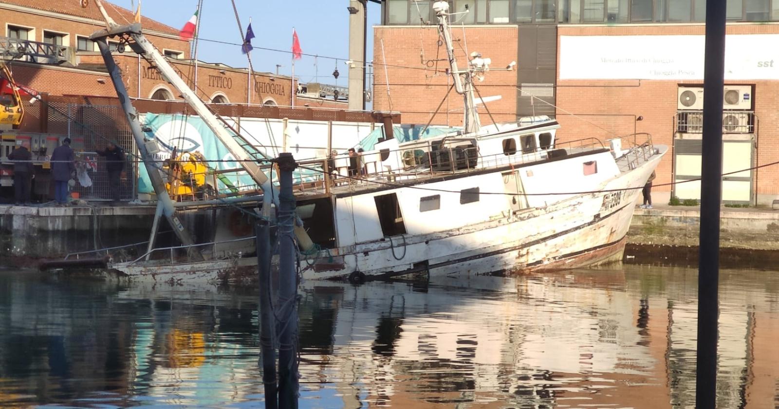 Nave rischia di affondare: pescatori evitano il peggio